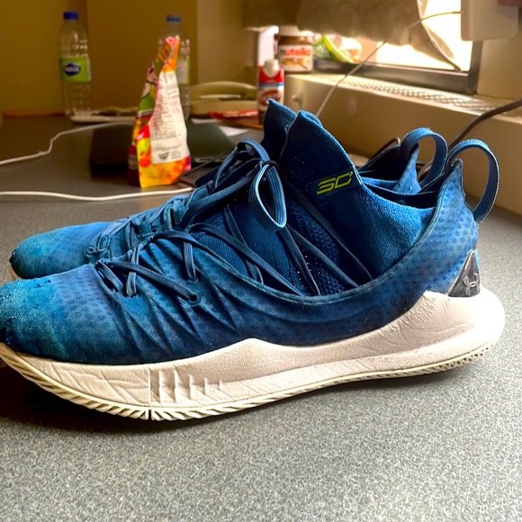 Hey! I’m selling custom designed Under Armour Curry 5’s for all my sport lovers. - Picture 2 of 4